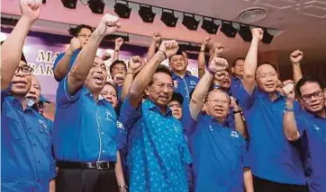  ??  ?? MUSA (tiga dari kiri) bersama calon BN yang bertanding dalam PRU14, semalam.