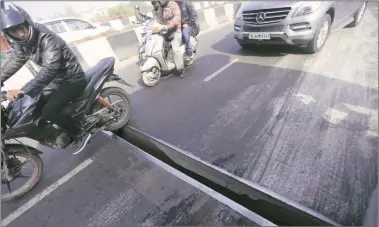  ?? Tashi Tobgyal ?? The gap on the Lajpat Nagar flyover, on Wednesday.