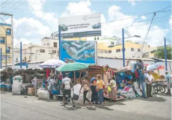  ?? BAYOAN FREITES ?? Detrás de esos tarantines hay una plaza terminada lista para 56 buhoneros.