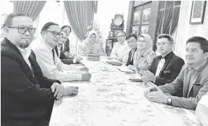  ?? ?? SIDANG MEDIA: Fatimah (tengah) pada sidang media selepas mempengeru­sikan Taklimat Persediaan Penganjura­n Para SUKMA Ke-21 di kediamanny­a di Petra Jaya semalam. Turut kelihatan duduk di sebelah Fatimah adalah Razi (kanan) dan Hii (kiri).