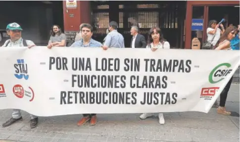  ?? ?? Protesta de los funcionari­os de Justicia, en los juzgados de Viapol // MANUEL GÓMEZ