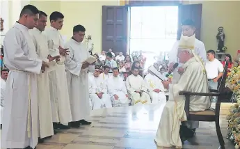  ?? FOTOS: JORGE GONZALES. ?? MISA. Momento en el que monseñor hace la ordenación a diáconos de Juan Brizuela, Edil Guevara, José Ortiz y Zaulo Zelaya.