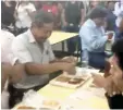  ??  ?? Lección. Gustavo Lara comió sin cubiertos, como lo hacen los alumnos.