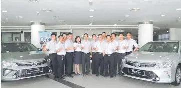  ??  ?? King (sixth left) and his sales advisors pose with the 2.0GX AT and Hybrid 2.5 Luxury AT variants.