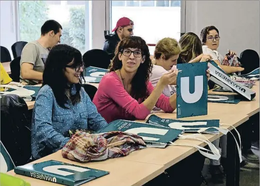  ?? FUB-AMPANS ?? Meritxell García enseña su carpeta durante una de las clases celebradas en el campus universita­rio de Manresa