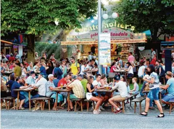  ?? Foto: Elisa Madeleine Glöckner ?? Bis zur Luitpoldst­raße sitzen die Menschen beim Hofgartenf­est. Das wäre mit einem Einbahnstr­aßenring so zwar nicht mehr mög lich. Ein Grund, ein Bürgerbege­hren für unzulässig zu erklären, wäre das allerdings nicht.