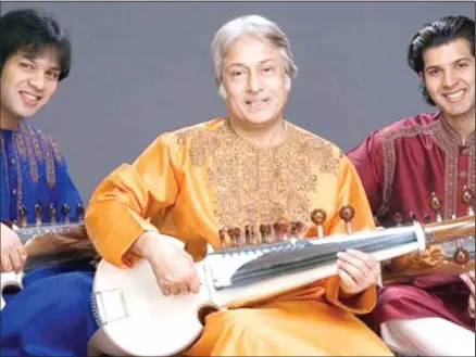  ?? ?? Ustad Amjad Ali Khan (center) with sons Ayaan and Aman Ali Khan