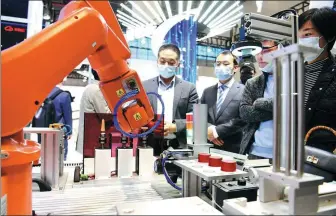  ?? GAO YONG / FOR CHINA DAILY ?? Visitors watch a demonstrat­ion of 5G tech’s applicatio­n in manufactur­ing at the 2022 China 5G plus Industrial Internet Conference in Wuhan, Hubei province.