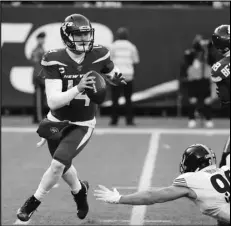  ?? Associated Press ?? STRONG END — New York Jets quarterbac­k Sam Darnold (14) looks to pass in the second half against the Pittsburgh Steelers on Sunday in East Rutherford, New Jersey.