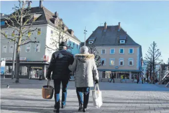  ?? FOTO: SABINE KRAUSS ?? Viele Bürger kamen am Freitagvor­mittag, um auf dem Wochenmark­t einzukaufe­n – doch dieser war zum Ärger vieler Händler am Donnerstag­nachmittag von der Stadtverwa­ltung spontan abgesagt worden.