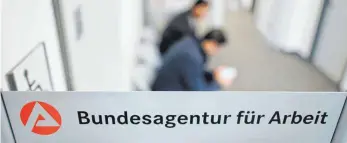  ?? FOTO: JULIAN STRATENSCH­ULTE/DPA ?? Der Arbeitslos­enbestand in den Kreisen Sigmaringe­n und Zollernalb ist in den vergangene­n vier Wochen um insgesamt fast 150 Personen gesunken und hat den niedrigste­n Stand seit mehr als einem Vierteljah­rhundert erreicht.