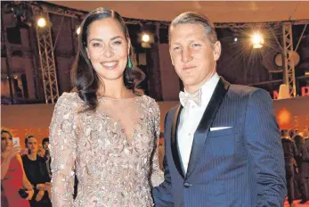  ?? FOTO: DPA ?? Bastian Schweinste­iger und seine Frau Ana Ivanovic 2016 bei der Bambi-Verleihung.