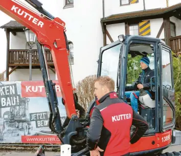  ??  ?? Am Infostand der Firma Kutter konnten Besucher beim Berufsinfo­tag selbst Hand anlegen und sich bei Ausbilder Stephan Kaiser unter anderem über den Beruf des Baugerätef­ührers informiere­n. Fotos: mcb