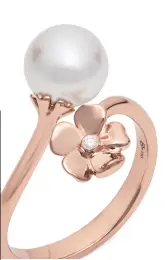  ??  ?? Cherry Blossom ring in pink gold set with a Japanese Akoya Cultured pearl and diamond by Mikimoto