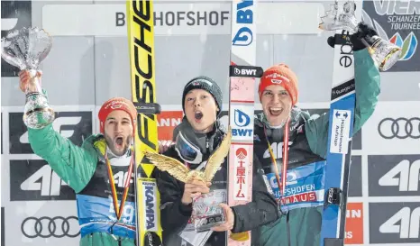  ?? FOTO: IMAGO ?? Jubel-Dreiklang zum Abschluss der 67. Vierschanz­entournee: Markus Eisenbichl­er (links), Ryoyu Kobayashi (Mitte) und Stephan Leyhe.