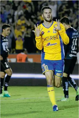  ??  ?? PELIGROSO. El ariete celebra su gol ante los universita­rios en el Clausura 2017.