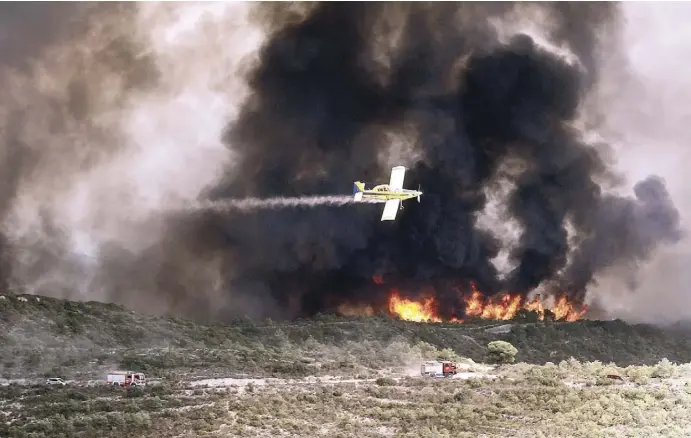  ?? Fotos: Ángel García ?? Ein Feuer kann sich rasend schnell ausbreiten. Im Zweifelsfa­ll sind Versorgung­swege betroffen – dann ist es gut, vorbereite­t zu sein.