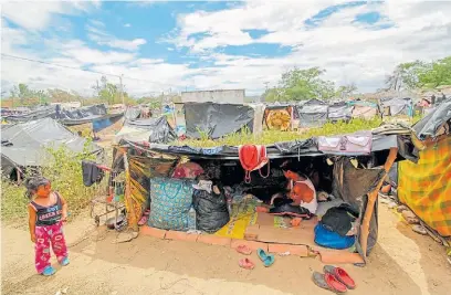  ?? AFP ?? Al borde. Un grupo de venezolano­s en la frontera con Colombia, a la espera de regresar a su país.