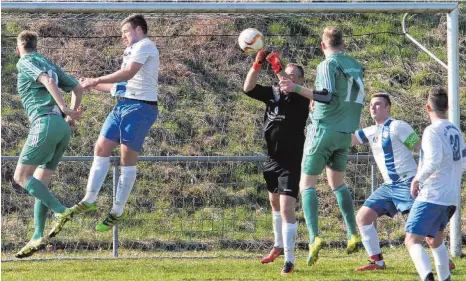  ?? FOTO: HKB ?? Der FC Schwandorf/Worndorf gewann mit 4:1 gegen den FC Beuren-Weildorf, dessen Abwehr mehr als einmal mächtig unter Druck stand.