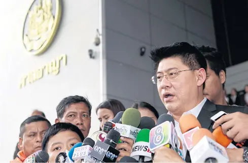  ?? THANARAK KHUNTON ?? Sorrayuth Suthassana­chinda answers questions from the media in front of the Criminal Court. Following a court verdict which sentenced him to 13 years and four months in jail for embezzling money from MCOT, the anchorman announced yesterday he would go...
