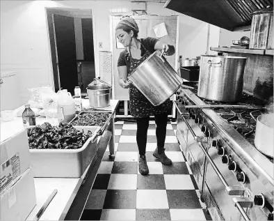  ?? TIFFANY MAYER
SPECIAL TO THE ST. CATHARINES STANDARD ?? Natalina Giovinazzo, a volunteer with the Local Food Program, prepares meals using local ingredient­s for Niagara residents at the Allanburg Community Centre. The founder of the Local Food Program, Renee Delaney, plans to launch a new program called Feed a Family to provide meals for people in need in the region.