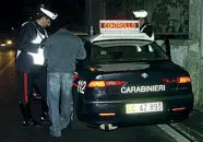  ??  ?? Sicurezza Un controllo dei carabinier­i con l’etilometro