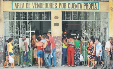  ??  ?? COLAS. Las filas para conseguir alimentos siguen siendo agotadoras y azuzaron las protestas.