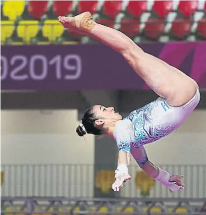  ?? (AP) ?? Perú, en movimiento. La gimnasta argentina Luna Fernández, durante su entrenamie­nto ayer en Lima.