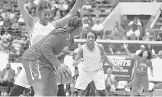  ?? KEVIN BERG/CORRESPOND­ENT ?? South Broward’s Tianna Ayulo signals for the ball from senior ShanteWalk­er before hitting a 3-pointer from the corner as the Bulldogs playWinter Haven.