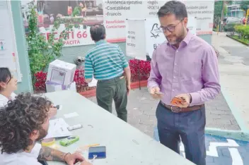  ??  ?? Alrededor del mediodía de ayer la asistencia a las urnas era escasa, pero en algunas zonas de la delegación Coyoacán y Tlalpan sí se percibió gente votando por un proyecto a favor de su colonia.