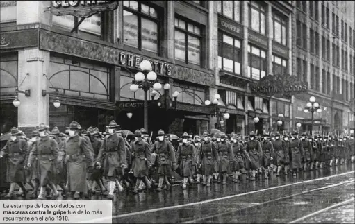  ??  ?? La estampa de los soldados con
máscaras contra la gripe fue de lo más recurrente en el año 1918.