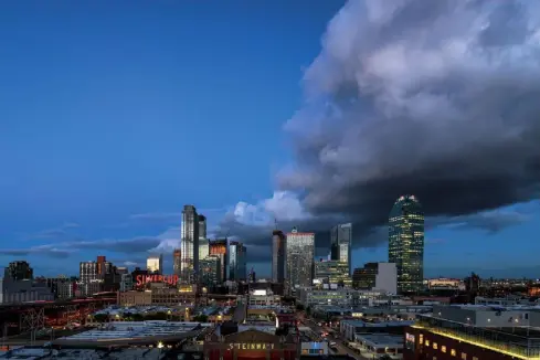  ??  ?? Bilddynami­k In den Gebäuden der Skyline des New Yorker Stadtteils Queens spiegelt sich noch der Abendhimme­l. Die aufziehend­e, fast diagonal angeordnet­e Wolke sorgt für Dynamik. Ohne sie wäre der Himmel eher langweilig.
Sony A7R II | Canon 17 mm TS-E...