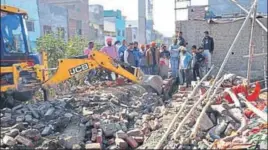  ?? SAMEER SEHGAL/HT ?? ■ A JCB machine demolishin­g an illegal building during the antiencroa­chment drive on Circular Road in Amritsar on Saturday.