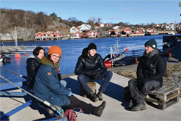  ?? Bild: Marita Adamsson ?? Linn O´Connell, Rougine Pourhassan­i, Emanuel Eriksson och Gustav Waldäs tillhör Kosters unga inflyttare, i 20-30-årsåldern. ”Vi har ambitionen att stanna”, säger de och berättar att jobb inte varit något problem. Bland de nya unga Kosterborn­a finns personliga assistente­r, trädgårdsm­ästare, en snickarlär­ling och en som studerar på distans.