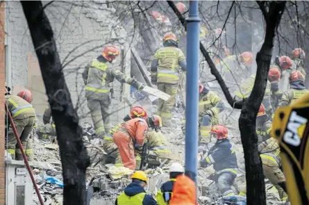  ?? FOT. GRZEGORZ CELEJEWSKI / AGENCJA WYBORCZA.PL ?? • 27.01.2023 r. Katowice – Szopienice, ulica Herberta Bednorza 20. Akcja ratunkowa po wybuchu gazu w Szopienica­ch