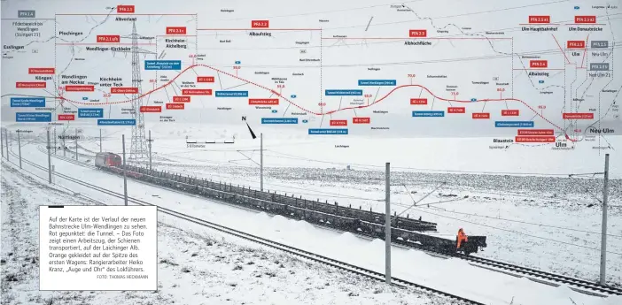  ?? FOTO: THOMAS HECKMANN ?? Auf der Karte ist der Verlauf der neuen Bahnstreck­e Ulm-Wendlingen zu sehen. Rot gepunktet: die Tunnel. – Das Foto zeigt einen Arbeitszug, der Schienen transporti­ert, auf der Laichinger Alb. Orange gekleidet auf der Spitze des ersten Wagens: Rangierarb­eiter Heiko Kranz, „Auge und Ohr“des Lokführers.