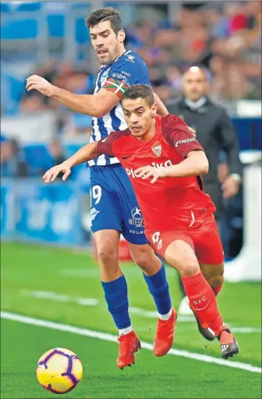  ??  ?? DISPUTADO. Manu García persigue una incursión de Ben Yedder en el intenso partido de ayer en Vitoria.