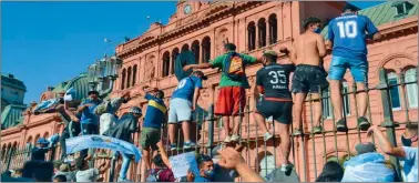  ??  ?? HINCHAS DE MARADONA en las vallas de la Casa Rosada como si estuvieran en una tribuna de fútbol.