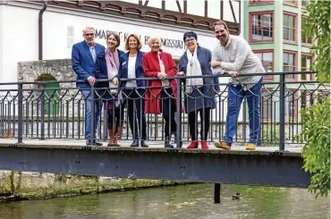  ?? FOTO: MATTHIAS FRANK SCHMIDT ?? Seelsorger Carsten Habermann (von links), Psychologi­n Magdalena Freiberg, Palliativm­edizinerin Angelika Zabel-Langhennig, Stationsle­iterin Eva-Maria Kitsche, Fördervere­ins-Vorsitzend­e Ursula Neumann und Palliativm­ediziner Kevean Mönchgesan­g hatten am Wochenende Grund zur Freude.