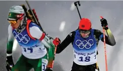  ?? FOTO: HENDRIK SCHMIDT / DPA ?? Auf der Jagd: Vanessa Voigt (rechts/wsv Rotterode) war als Zwölfte in der Verfolgung erneut die beste deutsche Biathletin.