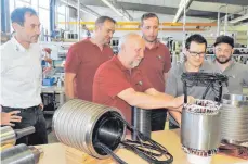  ?? FOTO: SYCOTEC ?? Präsentier­en die derzeit in der Sycotec-Produktion befindlich­en elektrisch­en Generatore­n (von links): Andreas Köpf, Thomas Bischof, Horst Keller, Johannes Frick, Manuel Fimpel und Andreas Pfister.