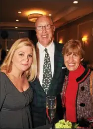  ??  ?? Delinda Martell of Haverford and Paul Mita of West Chester get a chance to chat with Jeannie McKittrick of Villanova.