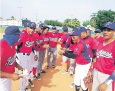  ?? ?? Los Faraones celebran su triple victoria en la última jornada de la liga de softbol de Oficiales Académicos de las Fuerzas Armadas y la Policía Nacional.