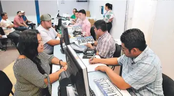  ?? FOTO: EL HERALDO ?? Desde el miércoles anterior las oficinas del Registro Vehicular del IP entregan nuevas placas.