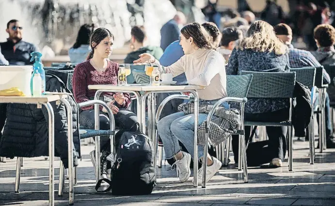  ?? BIEL ALIÑO / EFE ?? Ambient, dilluns, en una terrassa a la ciutat de València en un assolellat dia d’hivern