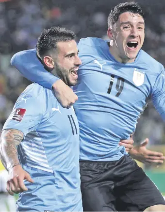  ??  ?? Gaston Pereiro (i) celebra con Joaquín Piquerez el gol de la victoria para Uruguay ante Ecuador.