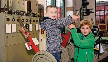  ?? RP-FOTO: DIETRICH JANICKI ?? Jakub Bielak (5) und Benne Revering (9) probierten am letzten Museumstag im Lokschuppe­n die Signalanla­ge aus.