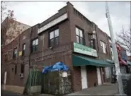  ?? THE ASSOCIATED PRESS ?? The mosque where Akayed Ullah, the accused Port Authority bomber, worshiped is seen Tuesday in the Kensington neighborho­od in Brooklyn. When an immigrant from Bangladesh set off a bomb in New York City’s subway system this week, he was the only person...