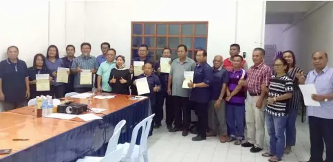  ??  ?? Rosey (eighth left) with the recipients after the presentati­on of MRP funds at her service centre in Bekenu.