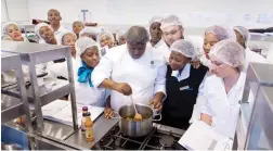  ?? PICTURE: ELAINE BANISTER ?? IN A STIR: Lucretia Mathedimos­a and other participan­ts learn to perfect their dishes at the Shoprite Road to Freshness training course.